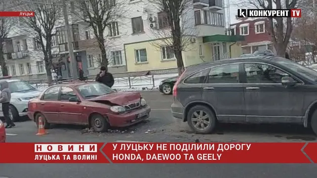 В Луцьку на проспекті Перемоги сталася аварія за участю трьох автомобілів (фото, відео)