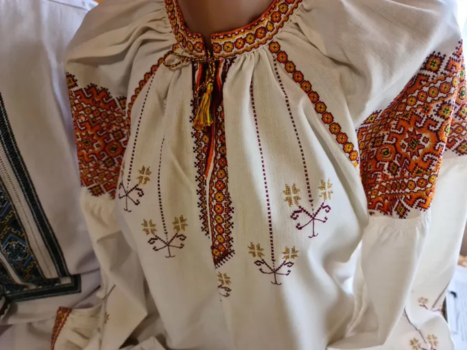 Вишивальниця зі Звірова копіює давні орнаменти з вишиванок, яким кілька століть (фото)