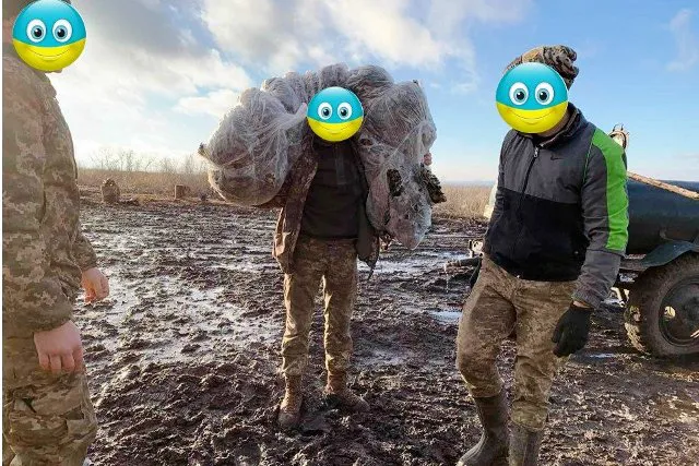 Маскувальна сітка, сплетена у Волинському краєзнавчому музеї, вже на фронті (фото)