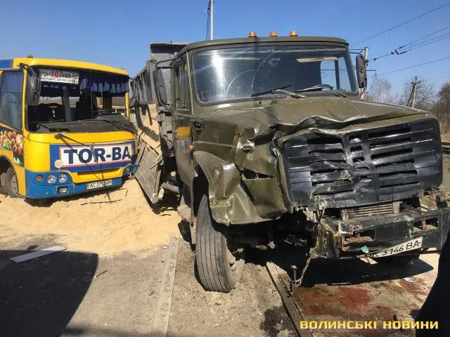 У Луцьку маршрутка протаранила вантажівку. Семеро людей – в лікарні (фото, відео)