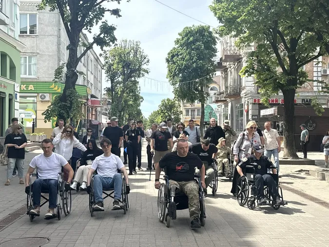 Понад 3 кілометри перешкод на колісних кріслах: у Луцьку провели ходу безбар’єрності (фото, відео)