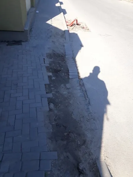 У Луцьку робітники зруйнували тротуар і залишили, як є (фото)