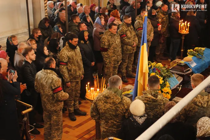 Зі сльозами та на колінах: Луцьк попрощався з трьома своїми Героями (фото, відео)