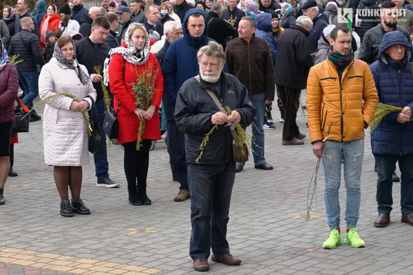 Вербна неділя: тисячі лучан у центрі міста «б'ють» і вітають один одного (фото, відео)