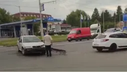 Відлетів бампер: у Луцьку на Рівненській «цьомнулись» два легковики (відео)