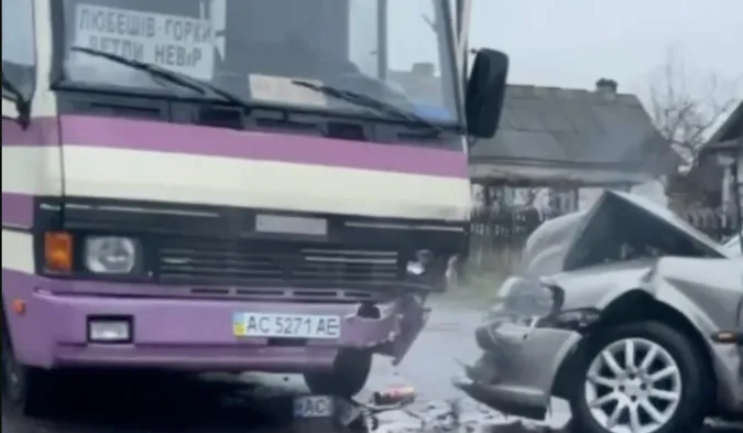 На Волині зіткнулися легковик та автобус з пасажирами (відео)