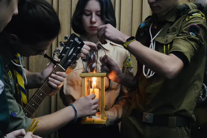 Волинським лісівникам передали Вифлеємський вогонь миру