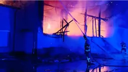 У Луцьку на Старому ринку горів павільйон (фото, відео)