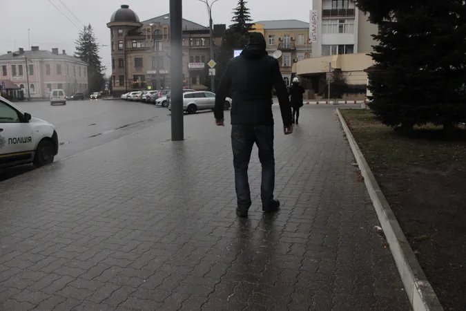 Ожеледиця у Луцьку: місто ледь тримається на ногах (фото)