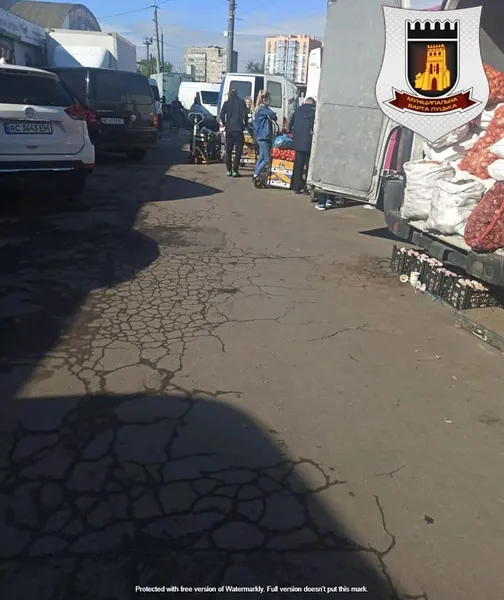 У Луцьку штрафуватимуть за продаж з автомобілів навпроти автостанції (фото)
