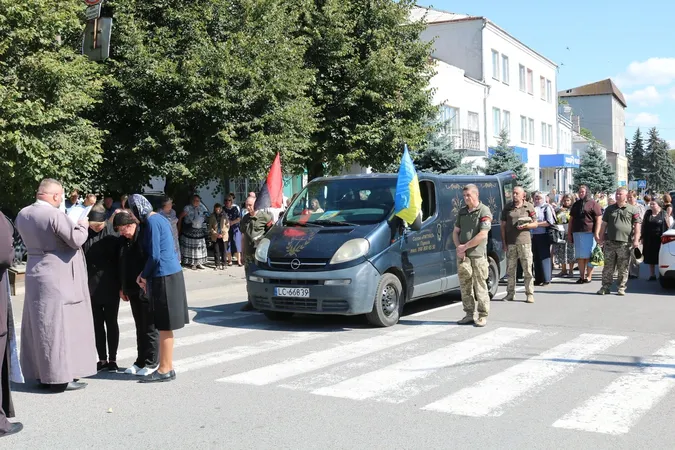 На Волині в останній земний шлях провели Героя Віталія Новосада (фото)