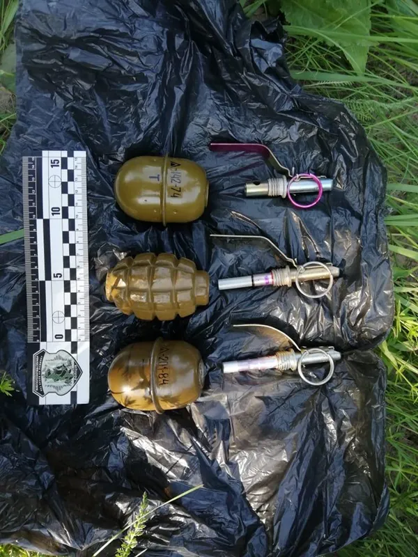 СБУ на Волині знайшла схованку зі зброєю на покинутому стрільбищі (фото)