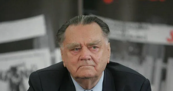 Бандера не винен у Волинській трагедії, – екс-прем'єр Польщі