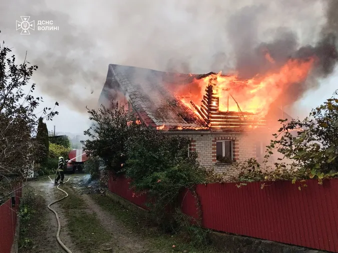 Повністю згоріла покрівля: на Ковельщині палав будинок (фото)