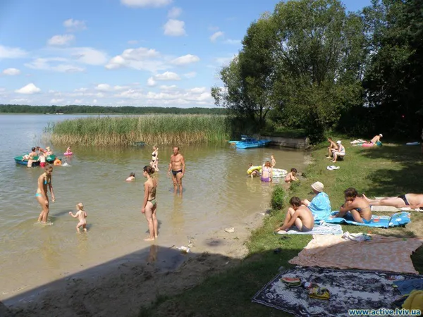 Відпочинок на волинських озерах: умови та ціни (фото)
