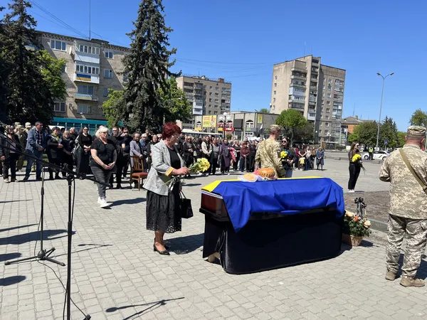 На похорон приїхав «англійський брат»: у Ковелі попрощалися з воїном Володимиром Карпуком (фото)