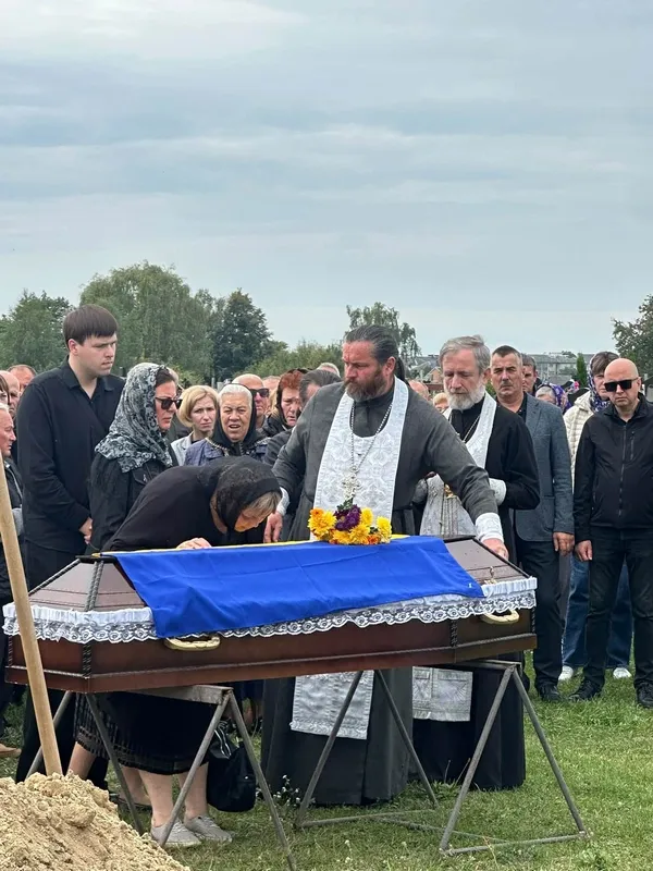Довго чекали і вірили в диво: на Волині попрощалися з Героєм Андрієм Лабантом (фото)