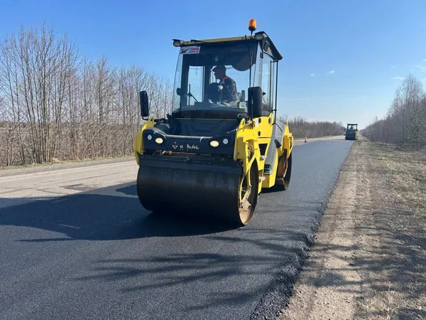 На Волині ремонтують дороги: за тиждень «залатали» тисячі квадратів ям (фото)