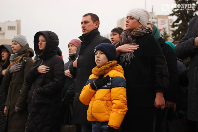 Квіти та сотні людей: у Луцьку вшанували пам'ять героїв Небесної Сотні (фото, відео)