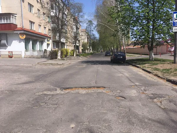 Лучанин просить залатати ямку на проїжджій частині (фото)