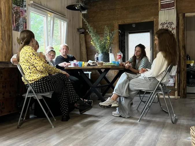 У пам'ять про сина: відома луцька художниця перетворила стару хату на артрезиденцію
