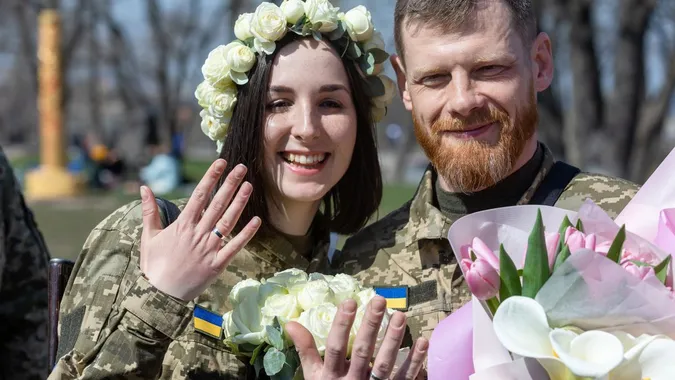 Українські воїни зможуть одружуватися в «Дії» поза чергою