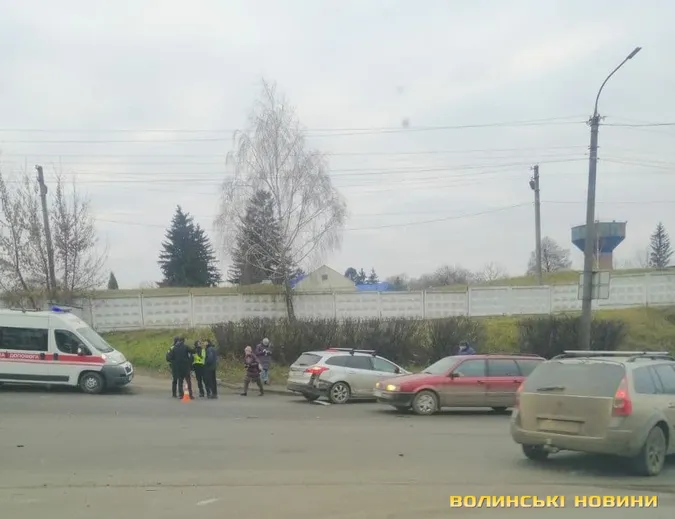 У Луцьку на перехресті не роз'їхалися два легковики (фото)