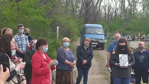 Похорон зарізаної на Харківщині дівчинки: повідомили нові подробиці про вбивство