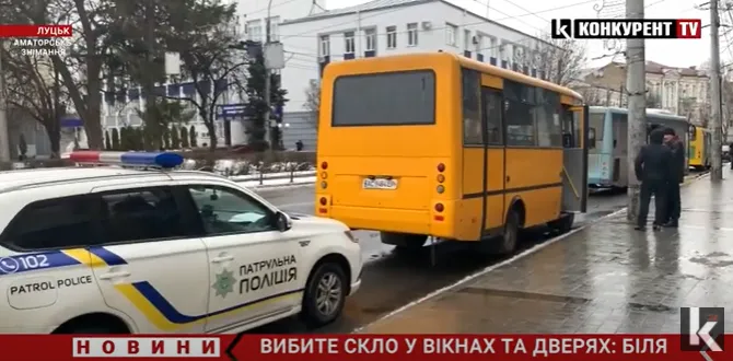 Не поділили місце на зупинці: у центрі Луцька зіштовхнулися дві маршрутки (відео)