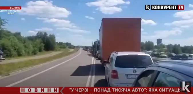 Десятки кілометрів черг: що коїться на волинських пунктах пропуску (відео)