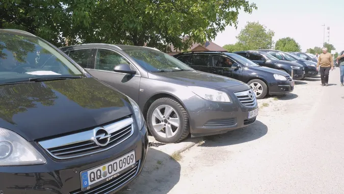 Бюджетний Opel чи Ford: що можна знайти на Луцькому автобазарі (відео)