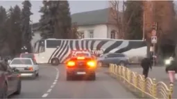 У центрі Володимира – аварія: зіткнулися легковик та автобус (відео)