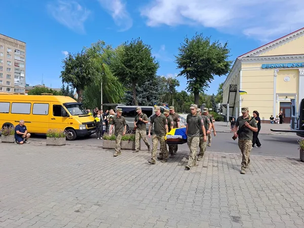 Не встиг провести доньку до весільного вівтаря: у Ковелі попрощалися з Героєм Ігорем Хомичем (фото)