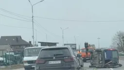 У Луцьку на Рівненській перекинулося авто: є травмовані (відео)