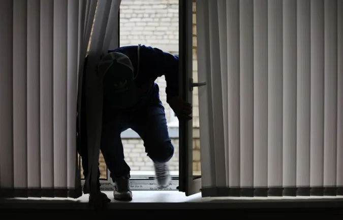 У Луцьку злодій заліз через вікно в квартиру і виніс звідти речі