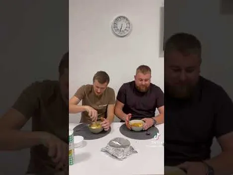 «Це була помилка»: луцький фуд-блогер зняв огляд на найгострішу у світі лапшу (відео)