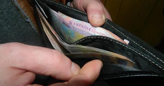 Вирвав гаманець із рук: в Іваничах вночі пограбували чоловіка