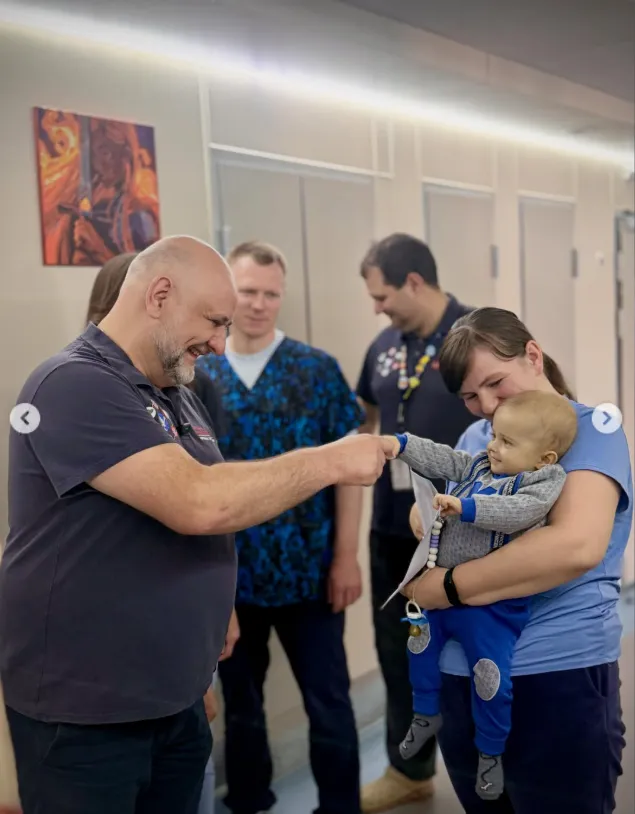Підняли гелікоптер заради порятунку: для 8-місячного малюка терміново доставили донорський орган (фото)