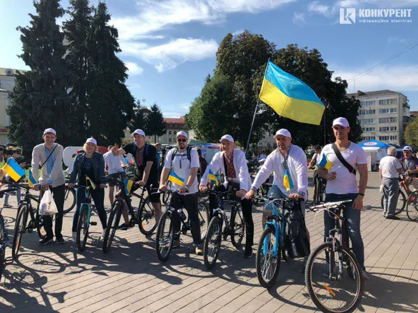 Луцьк святкує активно: на міські вулиці виїхали велосипедисти у вишиванках (ФОТО)