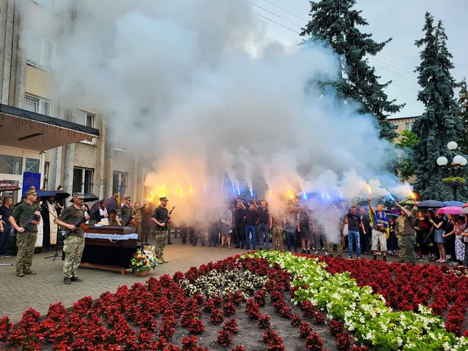 Місто плакало дощем: у Ковелі попрощалися з Героєм Віталієм Кушнірчуком