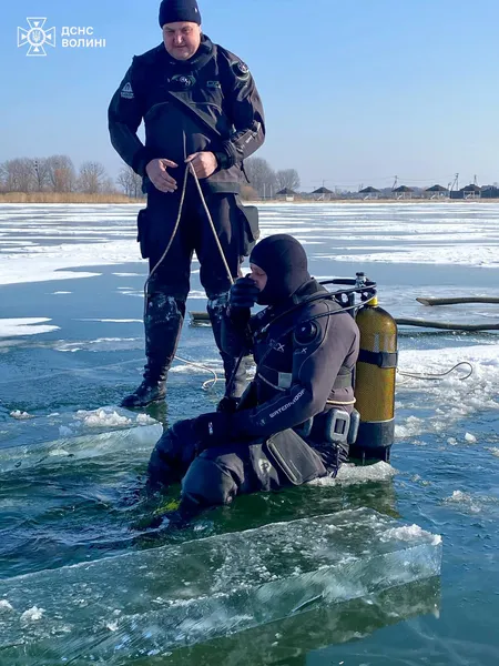 Холод, товстий лід, крижана вода: як на Світязі тренуються водолази (фото)