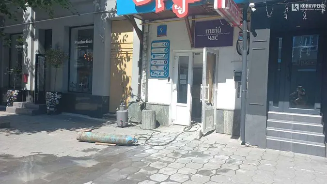 «Стрельнув» шланг: балон на Лесі Українки налякав пів Луцька (фото, відео)
