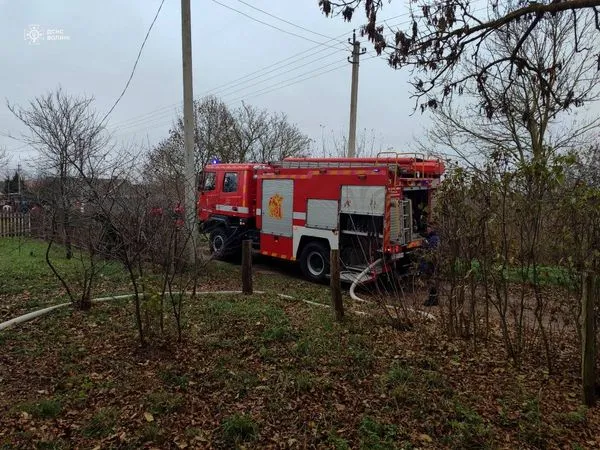 Пожежа на Володимирщині: в пенсіонера згоріло пів хати (фото)