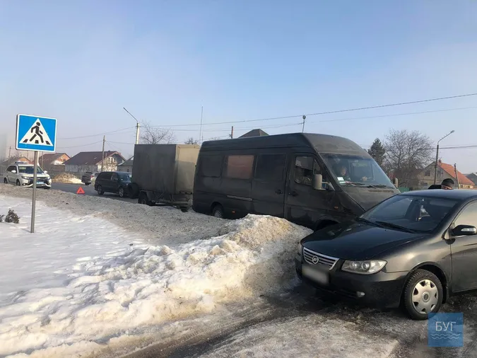 У Нововолинську бус протаранив легкове авто (фото)