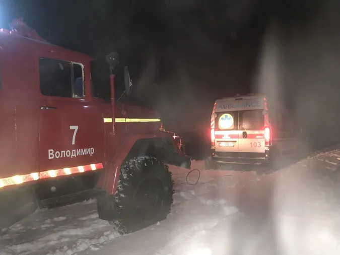 На Волині «швидка», яка їхала на виклик, застрягла в заметах (фото)