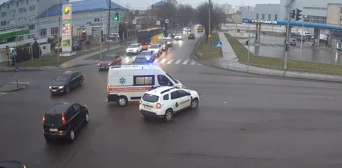 У Луцьку легковик влетів у «швидку» (відео)