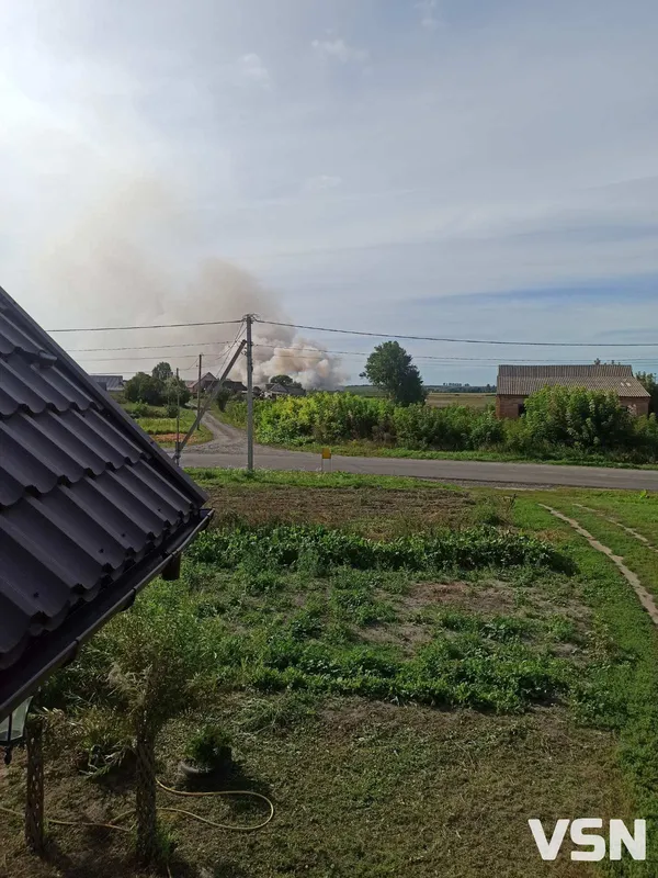 Неподалік від Луцька у полі сталася пожежа (фото)