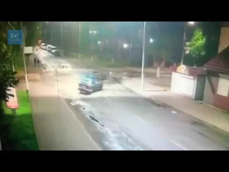 У Нововолинську легковик протаранив поліцейське авто і втік, але згубив номер (фото, відео)