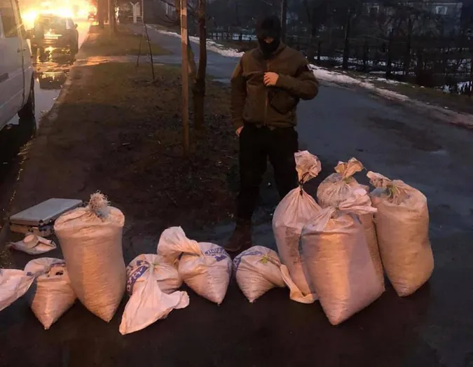 Везли мішками: на Волині вилучили бурштину на понад пів мільйона гривень