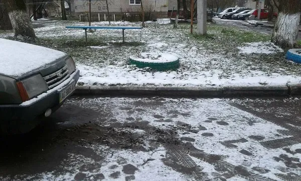Патріотично розмальовані шини-обмежувачі не зупинили луцьких муніципалів